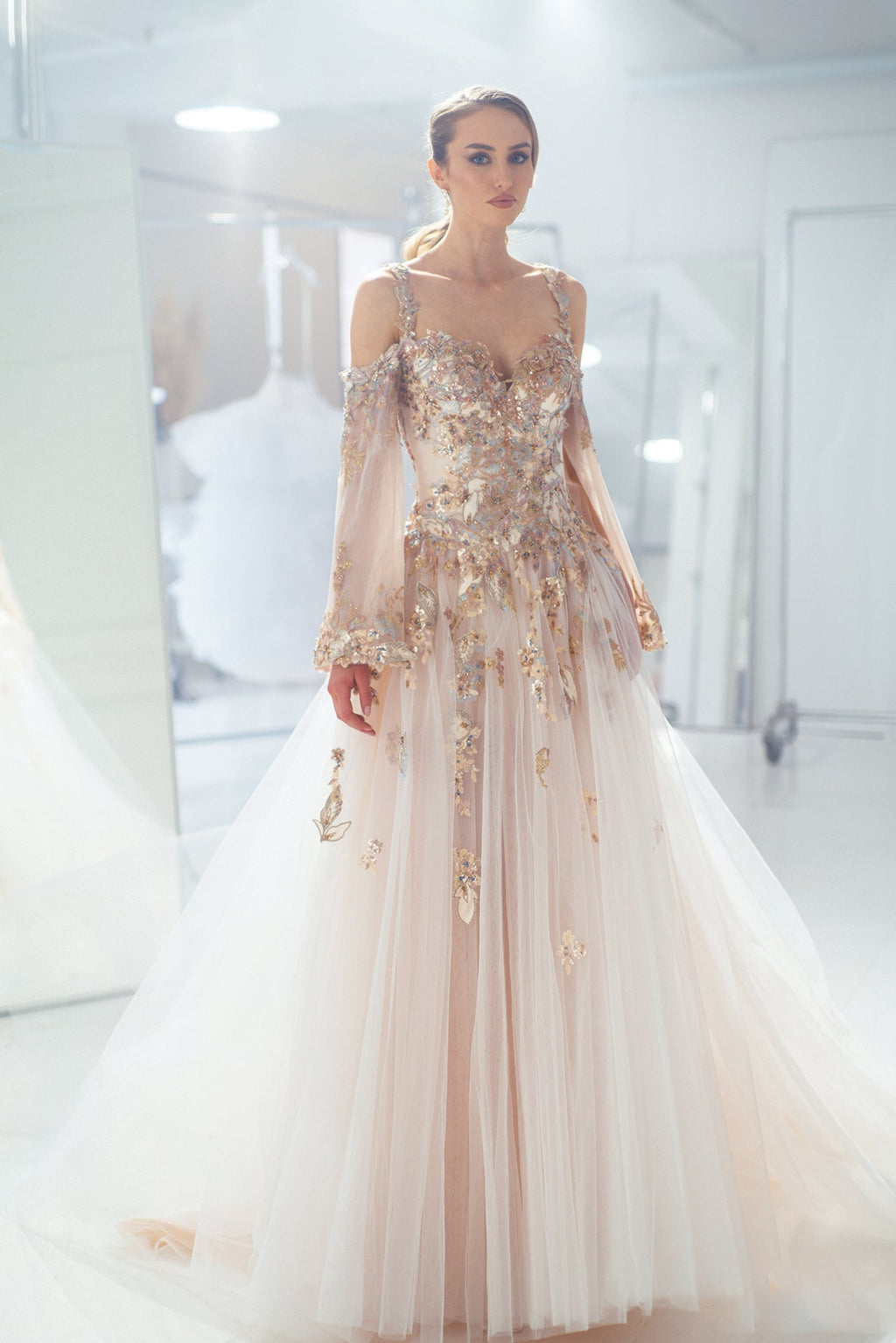 Long sleeves tulle embroidered gown US 16 / Off-White Long sleeves tulle embroidered gown US 16 / Off-White