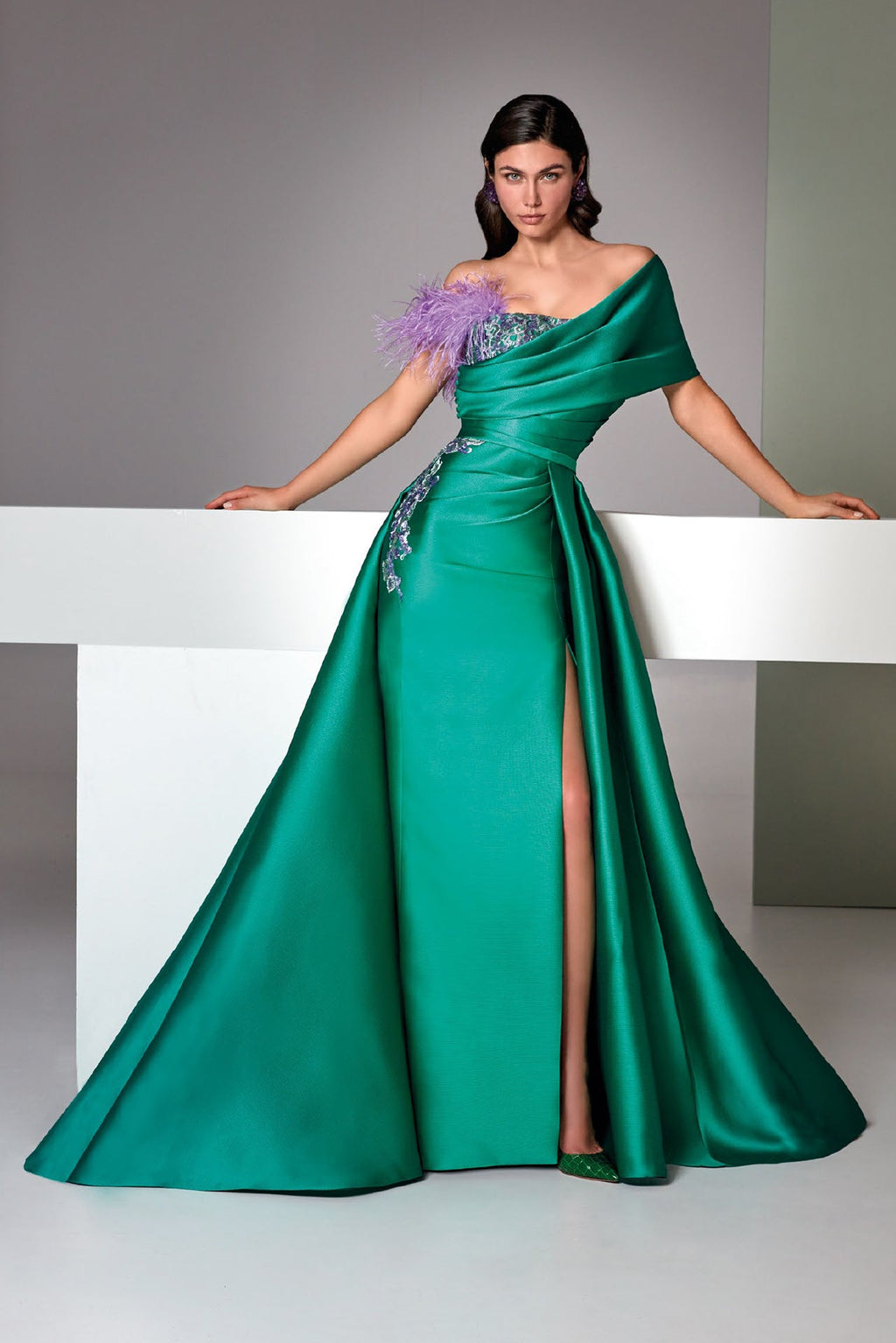 asymmetrical feather dress draped gown with feather-accented overskirt and high slit Vince Camuto Floral Print Premium satin lace flowers SIZE:USA 16 / EU 46 / UK 18