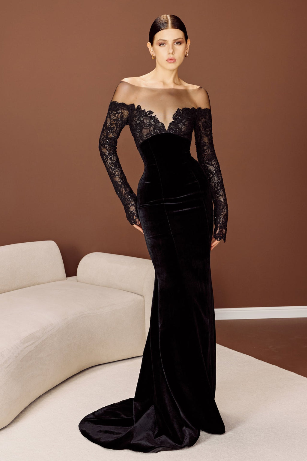 Black velvet gown with floral embroidery Black / FR 44