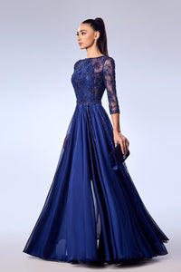 Her Trove-Mousseline gown embroidered with chantilly lace