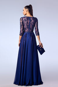 Her Trove-Mousseline gown embroidered with chantilly lace