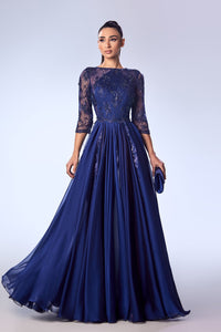 Her Trove-Mousseline gown embroidered with chantilly lace