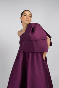 HerTrove-A long modern dress made of taffeta, with a wide and flowing silhouette.