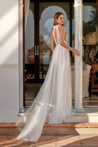 HerTrove-Detailed lace gown with floral overlay